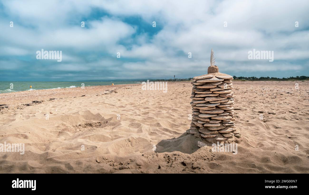Ein Turm am Meer aus Steinen, die in der Nähe des Ozeans stehen Stockfoto