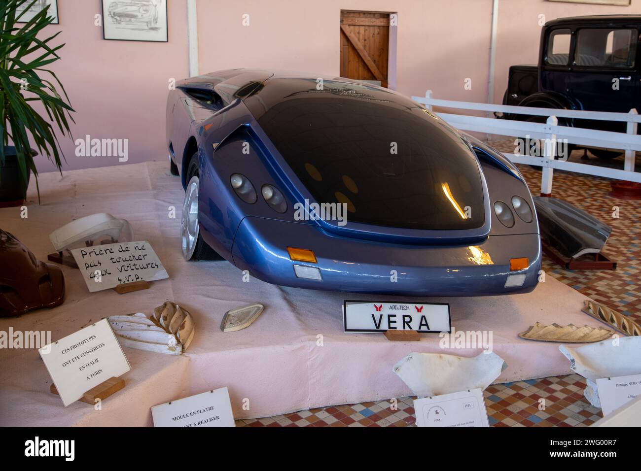 Talmont-Saint-Hilaire , Frankreich - 01 25 2024 : Vera Logo Marke und Text Zeichen Auto Konzept Designer Designer Design italienisch futuristischen Auto Prototyp Stockfoto