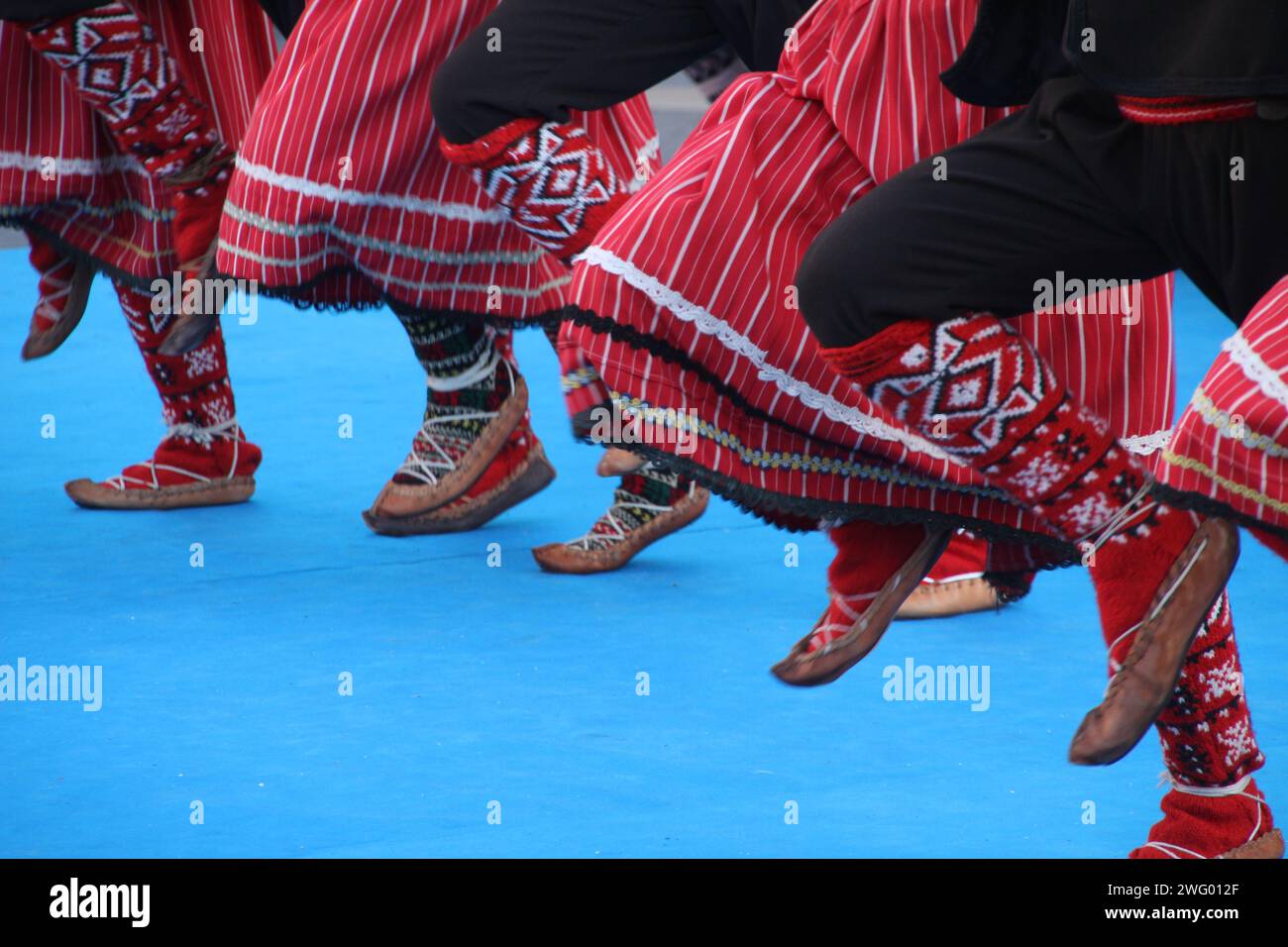 Die serbischen Volkstänzer treten auf einem Outdoor-Festival auf Stockfoto