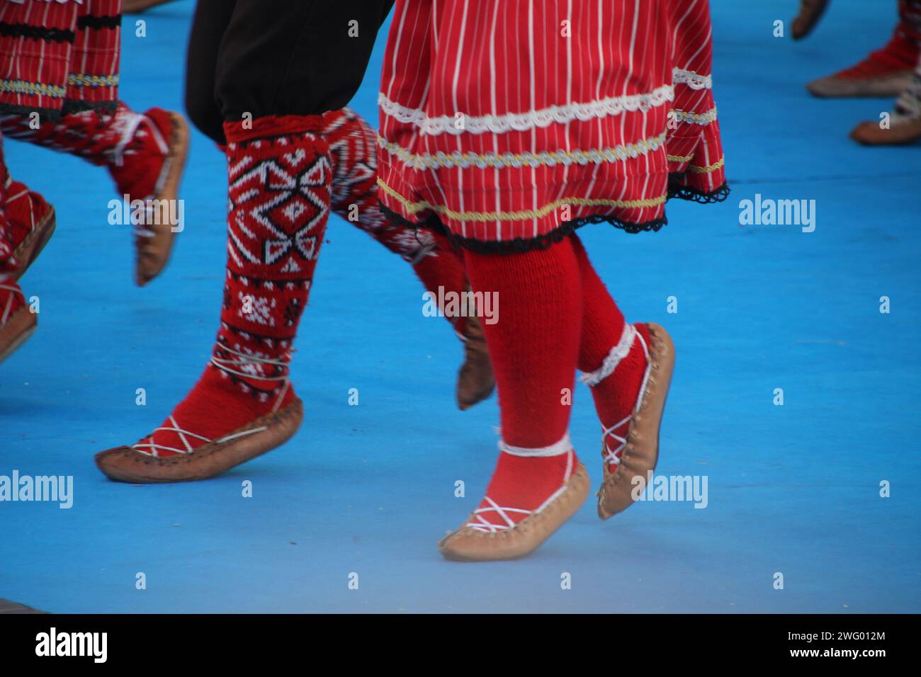 Die serbischen Volkstänzer treten auf einem Outdoor-Festival auf Stockfoto