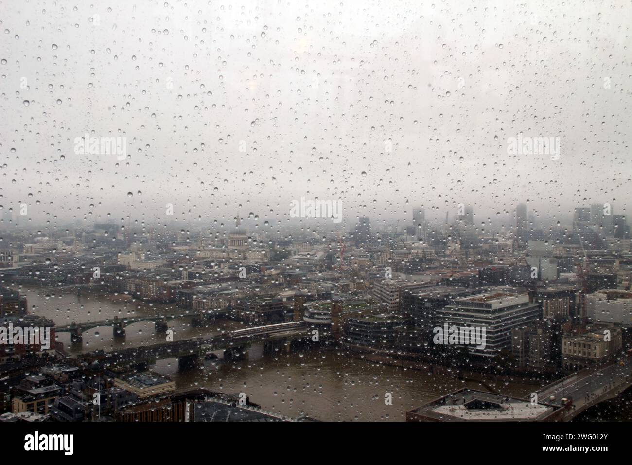 Ein malerischer Blick auf einen regnerischen Tag in London durch ein Fenster Stockfoto