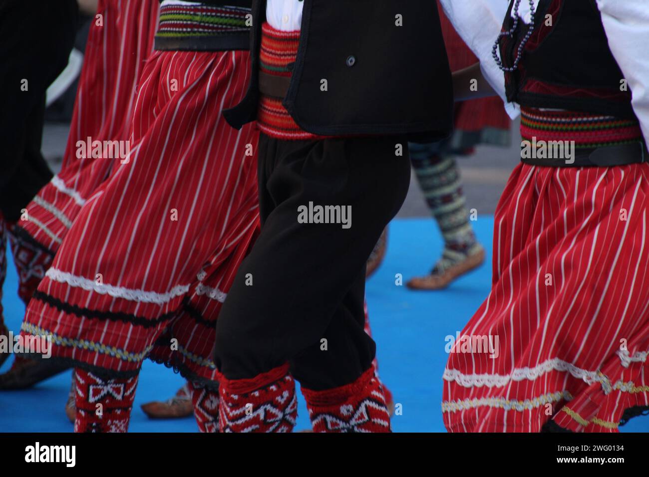 Die serbischen Volkstänzer treten auf einem Outdoor-Festival auf Stockfoto