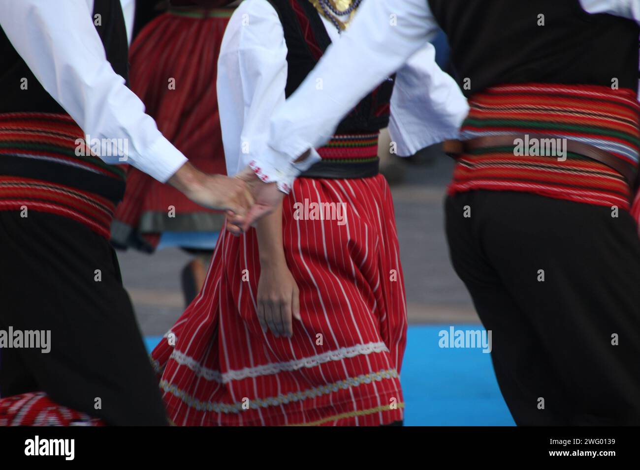 Die serbischen Volkstänzer treten auf einem Outdoor-Festival auf Stockfoto