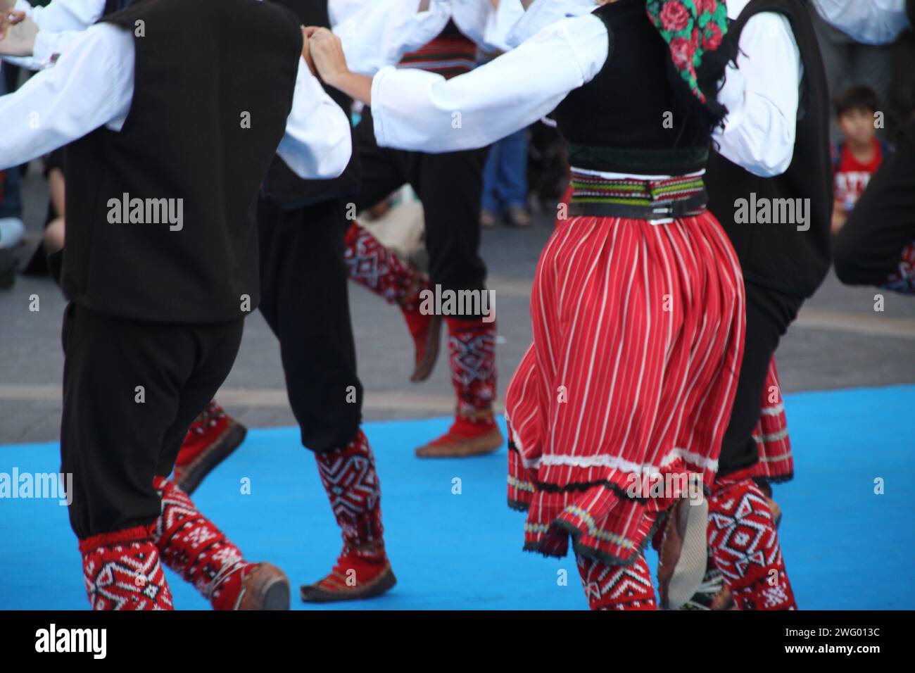 Die serbischen Volkstänzer treten auf einem Outdoor-Festival auf Stockfoto
