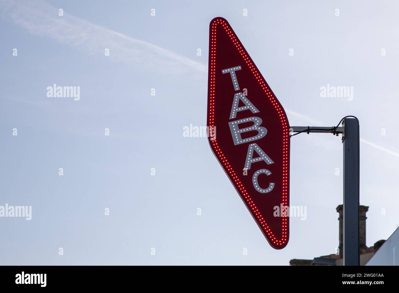 Bordeaux , Frankreich - 01 31 2024 : Tabac Karotte Französisch Rote Shop Tabak Einzelhandelsmarke mit französischem weißem Textlogo auf dem Eingangsgebäude des Händlers fac Stockfoto Bordeaux , Frankreich - 01 31 2024 : Tabac Karotte Französisch Rote Shop Tabak Einzelhandelsmarke mit französischem weißem Textlogo auf dem Eingangsgebäude des Händlers fac Stockfoto