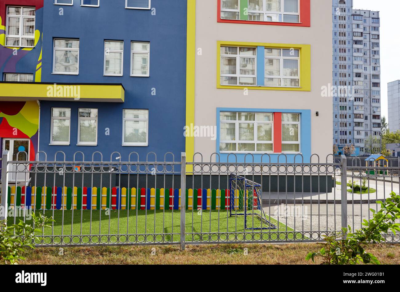 Fassade des Kindergartengebäudes. Farbenfroher Spielplatz für Kinder an einem sonnigen Tag Stockfoto