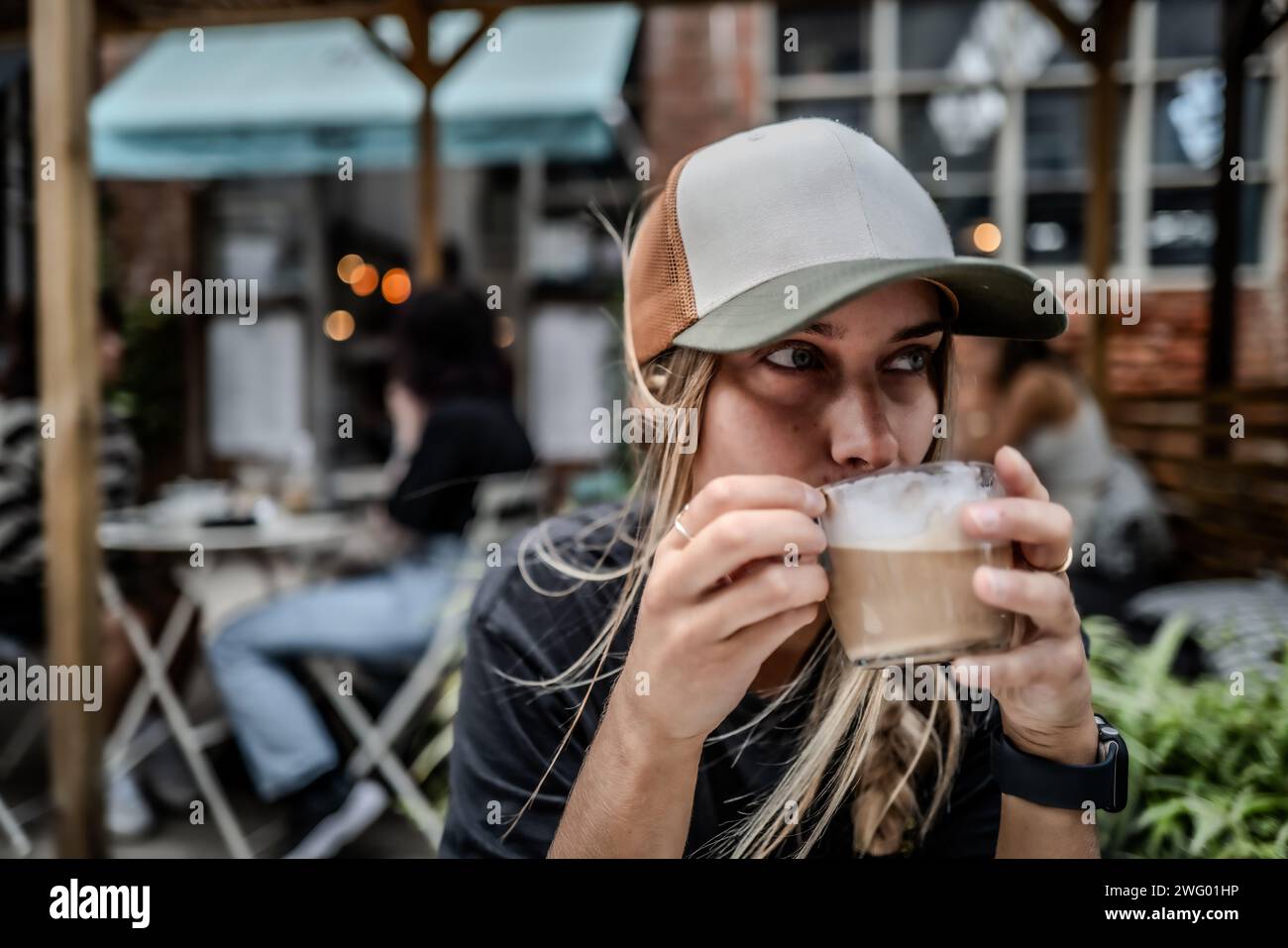 Frauen trinken Kaffee Stockfoto