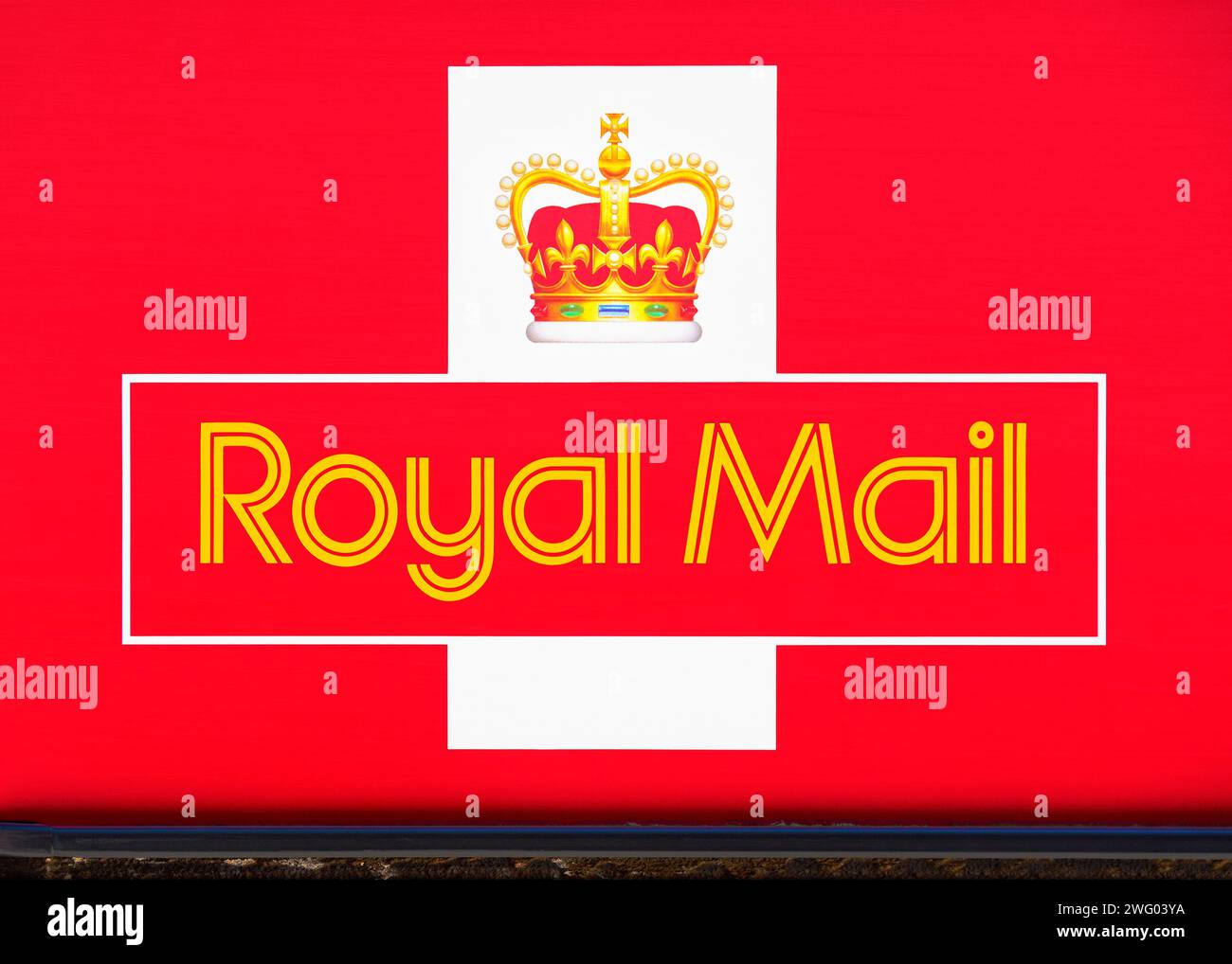 Ikonisches Royal Mail Logo an der Seite eines Lieferwagens, Nahaufnahme, Oxford, England, Großbritannien Stockfoto