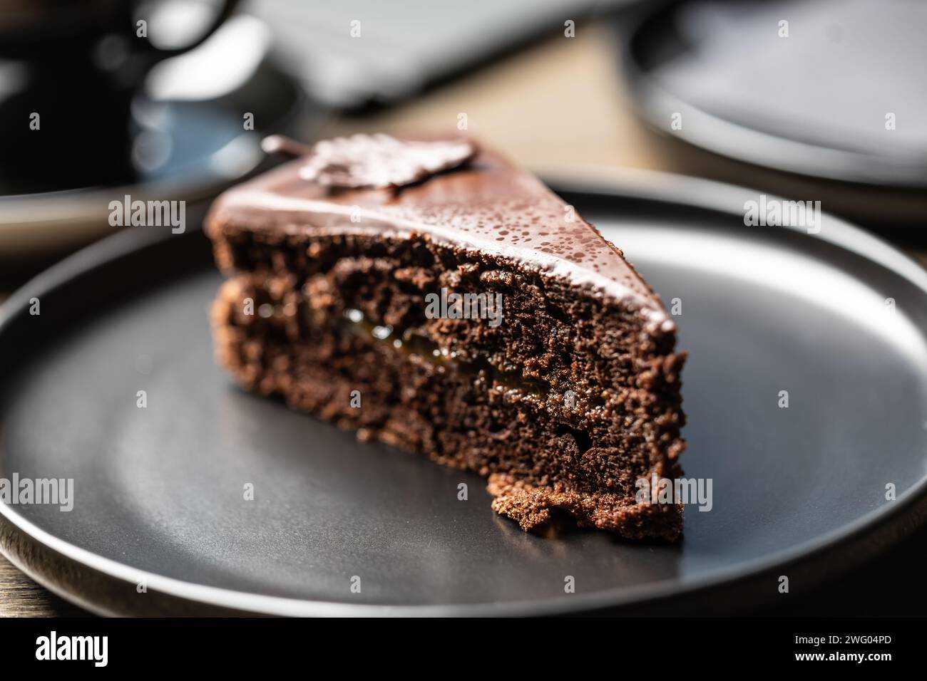 Sacher Kuchen mit Kaffee auf dem Tisch im Café. Stockfoto
