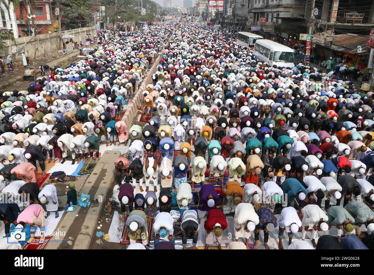 Tongi, Dhaka, Bangladesch. Februar 2024. Muslimische Gläubige beten mitten an einer stark befahrenen Straßenkreuzung, wodurch der Verkehr in Tongi, Dhaka, Bangladesch während der Bishwa Ijtema, einer der wichtigsten islamischen religiösen Zusammenkünfte, die jährlich stattfinden, zum Erliegen kommt. Ein engagiertes Gebetsgelände reicht nicht aus, um diese große Anzahl von Menschen zu bewältigen, so dass eine große Anzahl von Menschen nach Tongi, der Hauptstraße von Dhaka, kommen. Während dieser Zeit sind alle Bodentransporte und Fußgängerübergänge ausgesetzt. Die Bishwa Ijtema (Globale Kongregation) ist eine jährliche Zusammenkunft von Muslimen in Tongi am Ufer des Riv Stockfoto