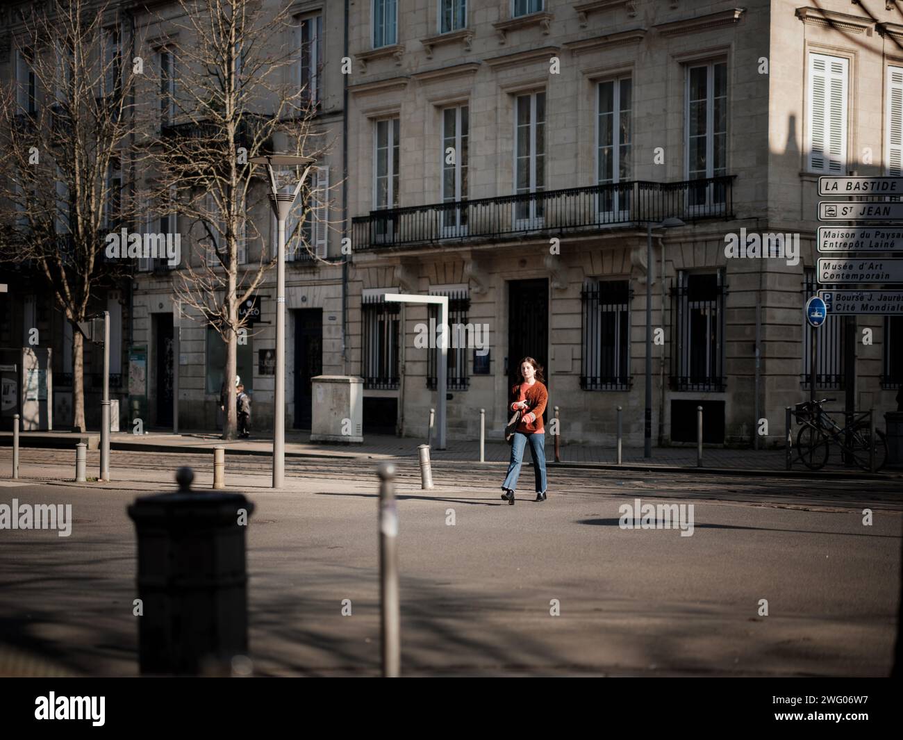 Das tägliche Leben in den Straßen von Bordeaux an einem sonnigen Wintertag. Bordeaux, bekannt als die Weinhauptstadt der Welt, ist die sechstgrößte Stadt in F Stockfoto