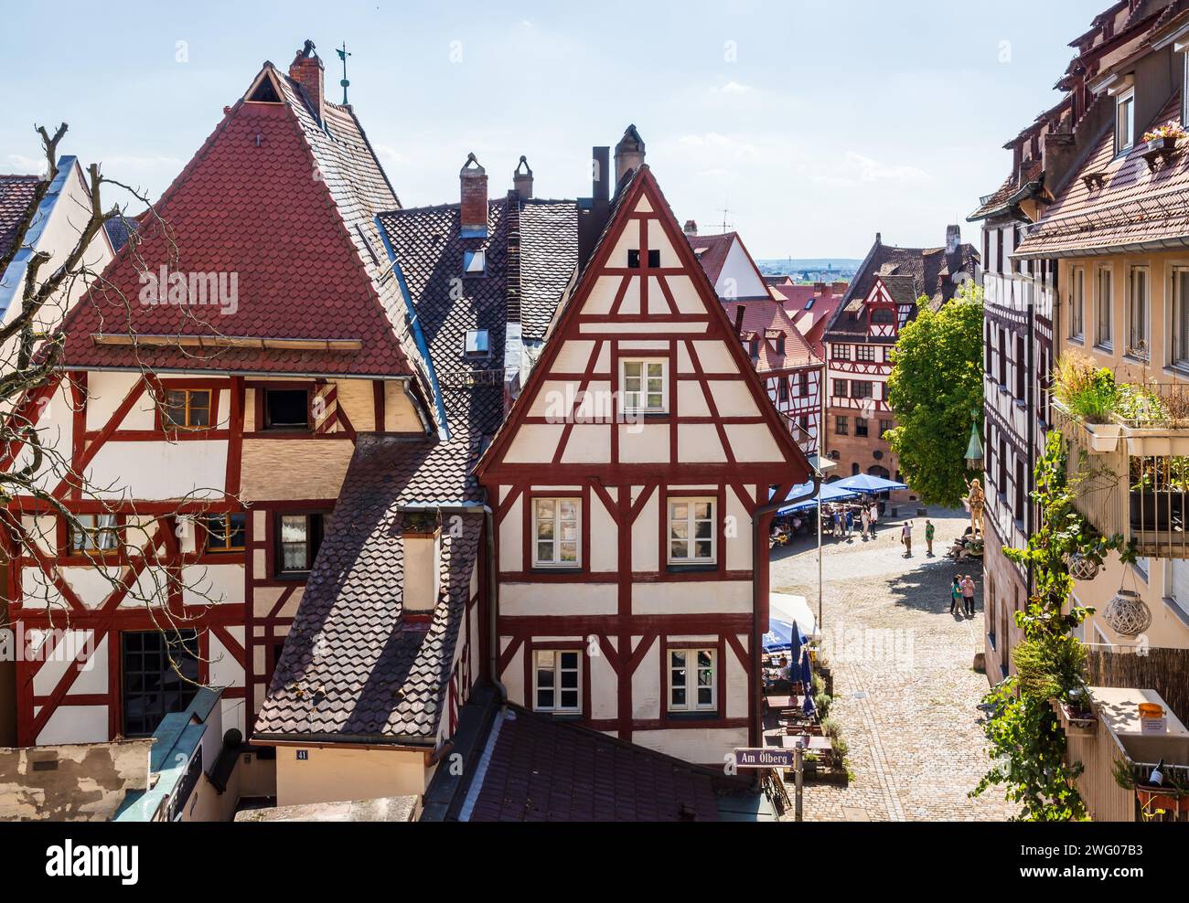 Mittelalterliche Fachwerkhäuser in der Altstadt von Nürnberg, mit Albrecht Dürer-Hausmuseum im Hintergrund. Stockfoto