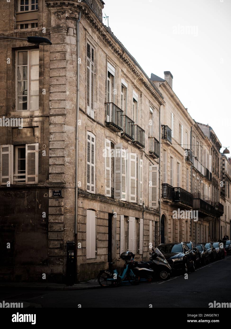 Das tägliche Leben in den Straßen von Bordeaux an einem sonnigen Wintertag. Bordeaux, bekannt als die Weinhauptstadt der Welt, ist die sechstgrößte Stadt in F Stockfoto