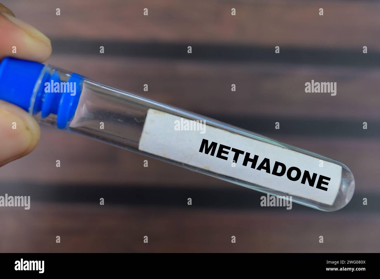 Methadon - Test mit Blutprobe auf hölzernem Hintergrund. Gesundheitswesen oder medizinisches Konzept Stockfoto