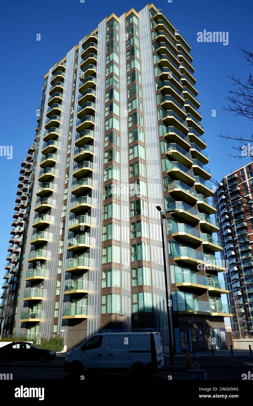 Forbes Apartments, moderne Hochhausunterkunft unter blauem Himmel. Stockfoto