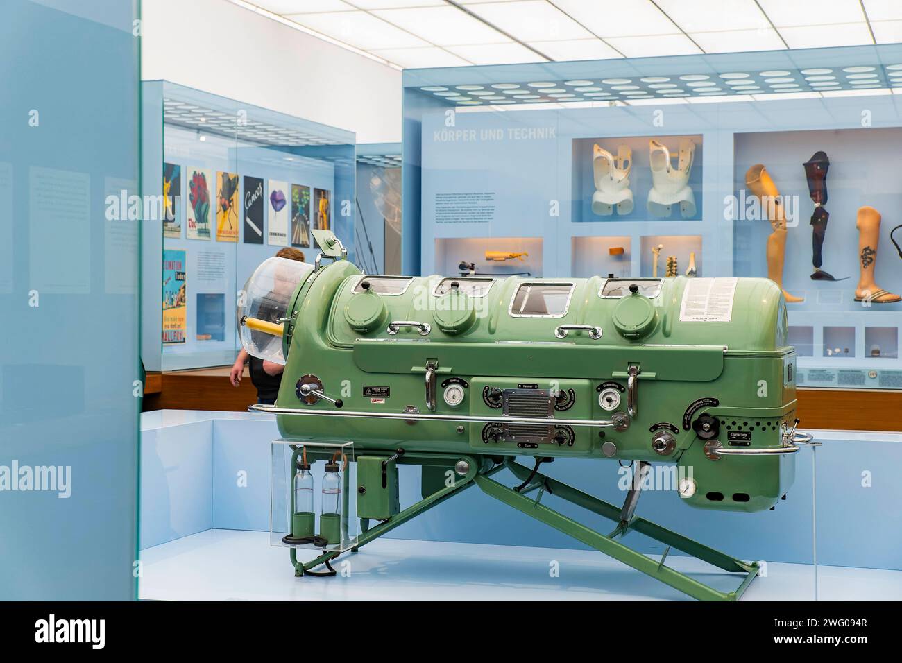 Deutsches Hygienemuseum Dauerausstellung das 1912 gegründete Deutsche Hygiene-Museum ist ein Museum in Dresden. Es versteht sich als ein öffentliches Forum für Wissenschaft, Kultur und Gesellschaft. Eiserne Lunge um 1959. Dresden Sachsen Deutschland *** Deutsches Hygienemuseum Dauerausstellung das 1912 gegründete Deutsche Hygienemuseum ist ein Museum in Dresden und versteht sich als öffentliches Forum für Wissenschaft, Kultur und Gesellschaft Eisenlunge um 1959 Dresden Sachsen Deutschland Stockfoto
