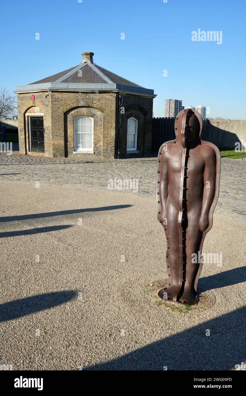 „Assembly“ des Bildhauers Peter Burke im Woolwich Arsenal. Außenfiguren aus Gussstahl. Woolwich, London, Großbritannien, 19. Januar 2024. Stockfoto