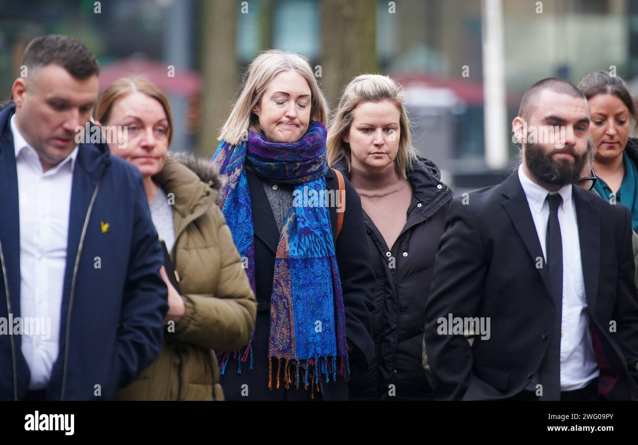 Brianna Gheys (Mitte) Mutter Esther Ghey kommt am Manchester Crown Court an, als ein Junge und ein Mädchen, beide 16, verurteilt und benannt werden sollen, weil die Teenagerin Brianna Ghey in einem Park in Culcheth, nahe Warrington, ermordet wurde. Brianna, 16, wurde 28 Mal mit einem Jagdmesser in Kopf, Hals, Brust und Rücken erstochen, nachdem sie am Nachmittag des 11. Februar letzten Jahres nach Linear Park gelockt wurde. Bilddatum: Freitag, 2. Februar 2024. Stockfoto