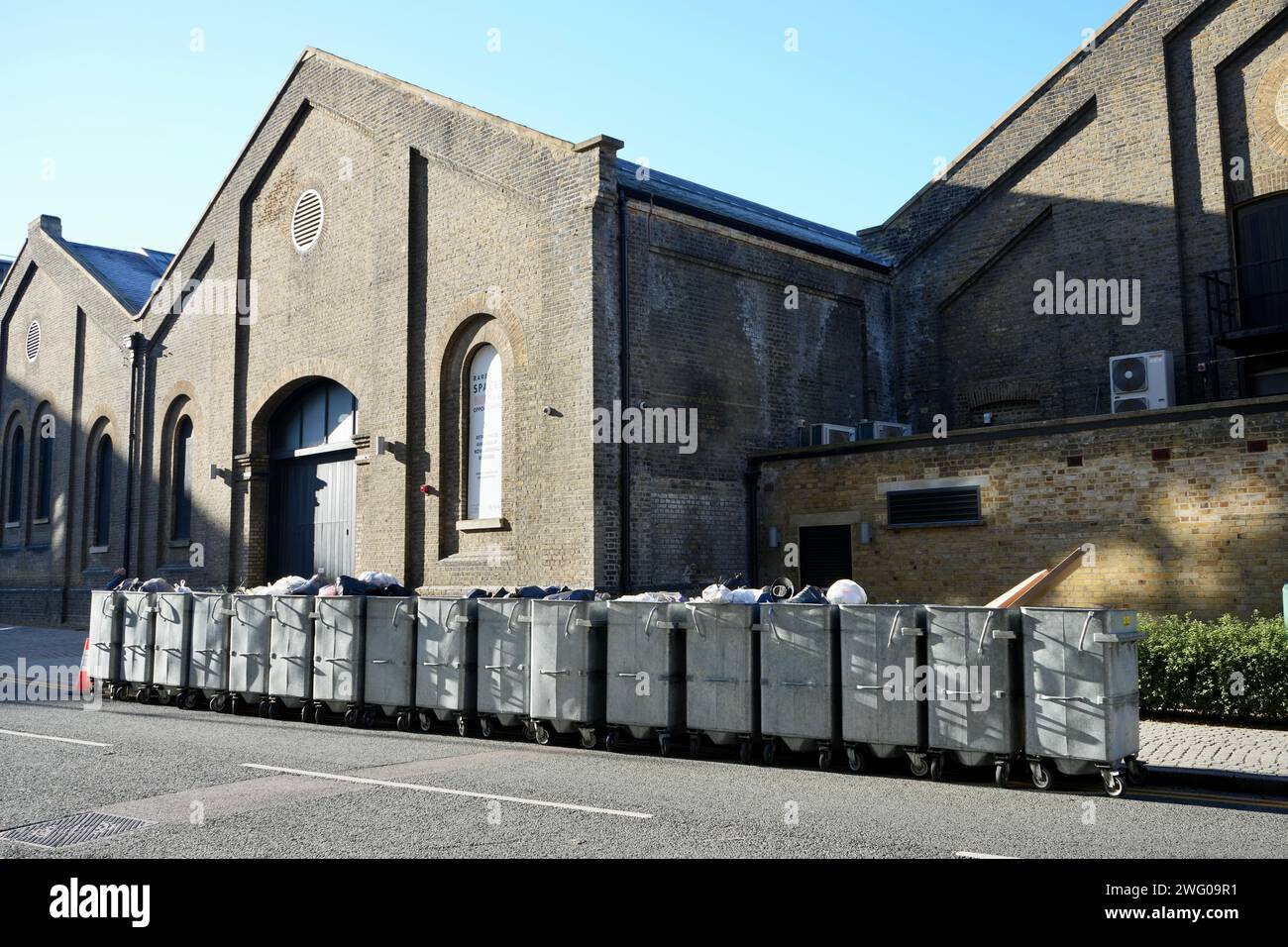 Kommerzielle Mülltonnen stehen auf der Straße im Woolwich Arsenal. Woolwich, London, Großbritannien, 19. Januar 2024. Stockfoto