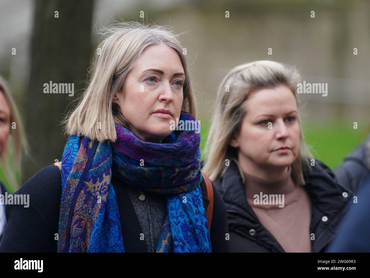 Brianna Gheys (links) Mutter Esther Ghey kommt am Manchester Crown Court an, als ein Junge und ein Mädchen, beide 16, verurteilt und benannt werden sollen, weil die Teenagerin Brianna Ghey in einem Park in Culcheth, nahe Warrington, ermordet wurde. Brianna, 16, wurde 28 Mal mit einem Jagdmesser in Kopf, Hals, Brust und Rücken erstochen, nachdem sie am Nachmittag des 11. Februar letzten Jahres nach Linear Park gelockt wurde. Bilddatum: Freitag, 2. Februar 2024. Stockfoto