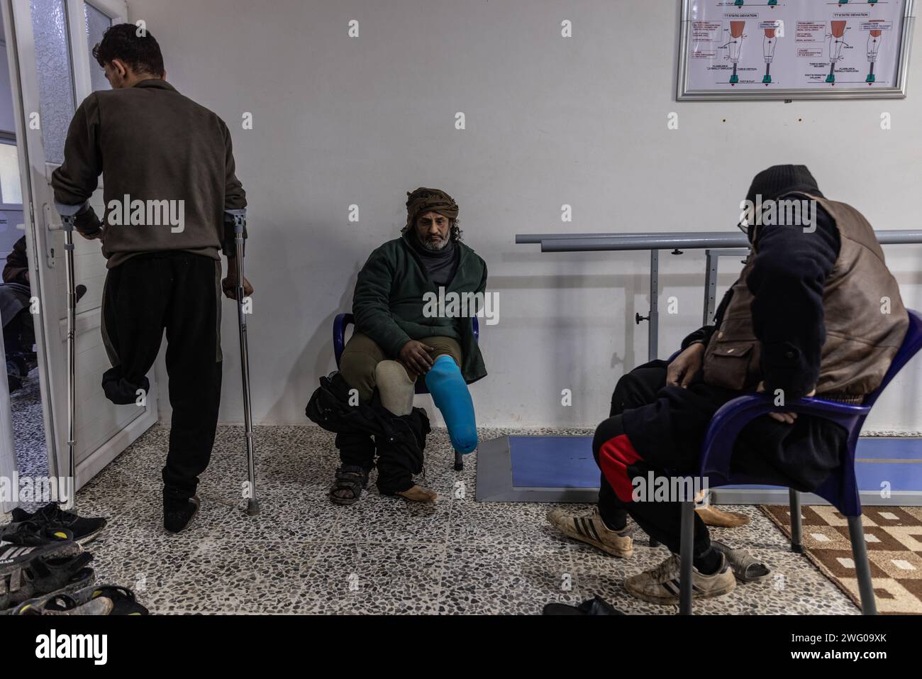 Idlib, Syrien. Februar 2024. Patienten mit Fußamputationen trainieren im Aqrabat Spezialkrankenhaus im Gouvernement Idlib an prothetischen Gliedmaßen, nachdem sie beim Erdbeben der Stärke 7,8, das die Südtürkei und Nordsyrien am 06. Februar 2023 heimsuchte, verletzt wurden. Anas Alkharboutli/dpa/Alamy Live News Stockfoto