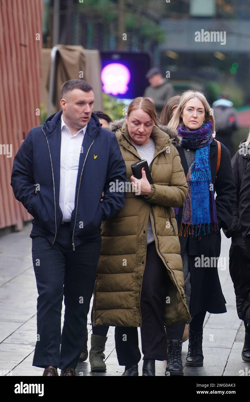 Brianna Gheys (rechts) Mutter Esther Ghey kommt am Manchester Crown Court an, als ein Junge und ein Mädchen, beide 16, verurteilt und benannt werden sollen, weil sie die Teenagerin Brianna Ghey in einem Park in Culcheth bei Warrington ermordet haben. Brianna, 16, wurde 28 Mal mit einem Jagdmesser in Kopf, Hals, Brust und Rücken erstochen, nachdem sie am Nachmittag des 11. Februar letzten Jahres nach Linear Park gelockt wurde. Bilddatum: Freitag, 2. Februar 2024. Stockfoto