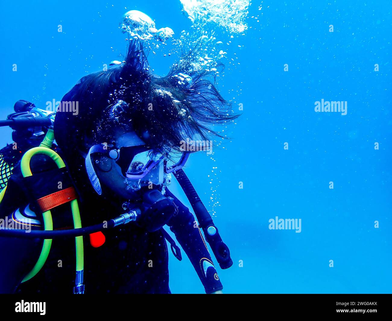 Tauchen Sie in Lanzarotes tiefes Blau, umgeben von Blasen, mit der wichtigsten Ausrüstung und dem Unterwasser-Flair Stockfoto