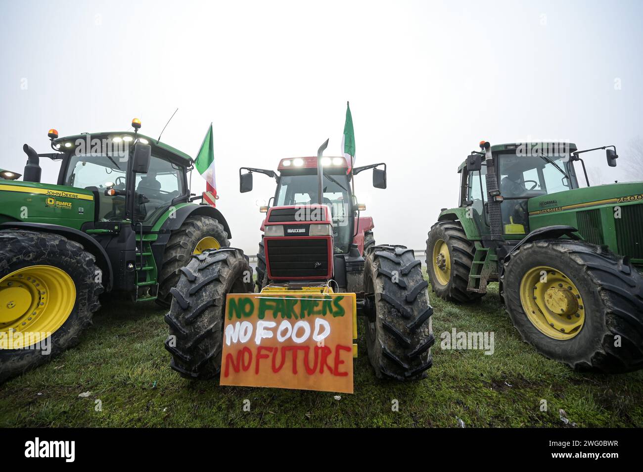 Melegnano, Italien - 30. Januar 2024: Italienische Landwirte protestieren mit Traktoren gegen die EU-Agrarpolitik. Stockfoto