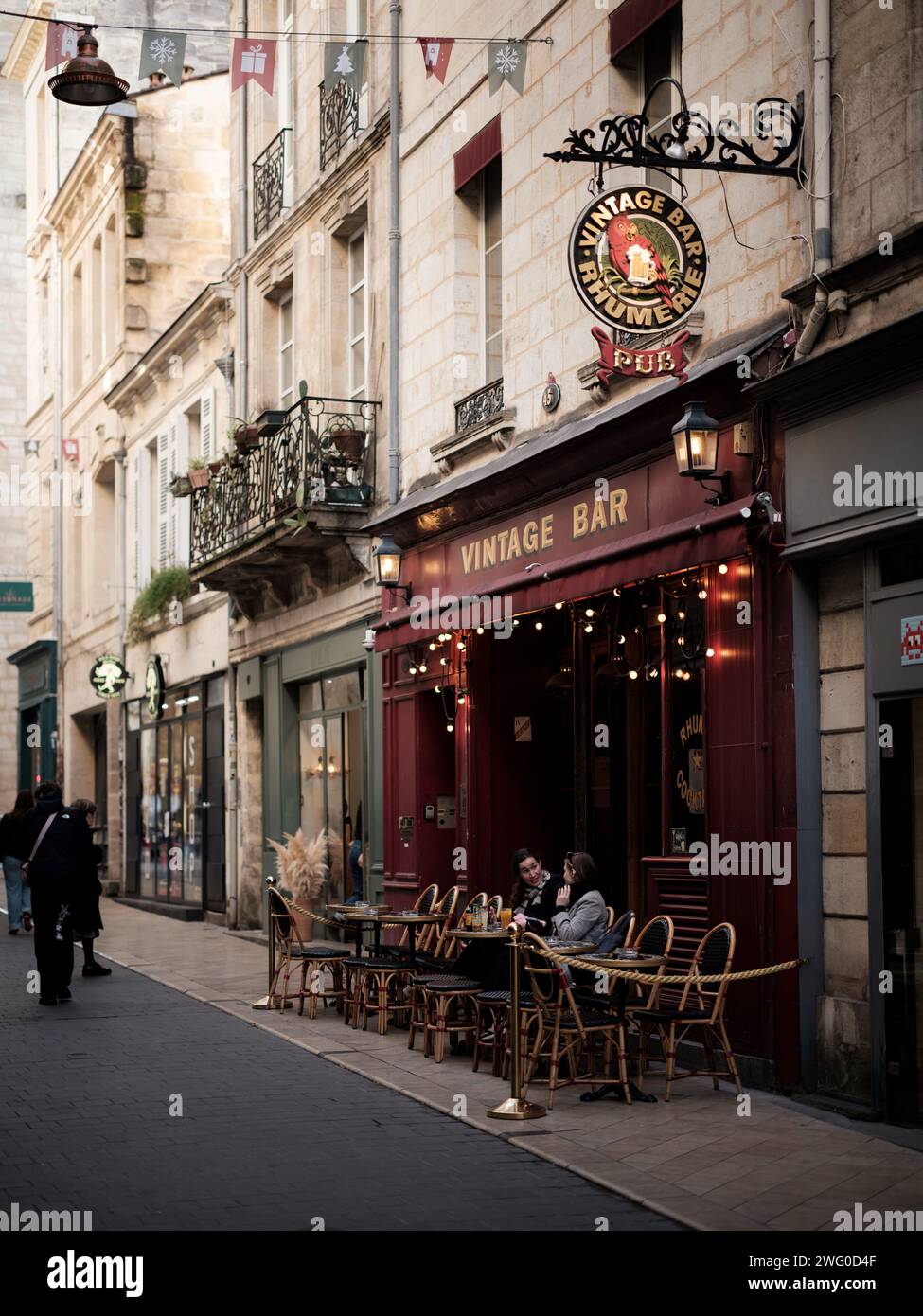 Das tägliche Leben in den Straßen von Bordeaux an einem sonnigen Wintertag. Bordeaux ist bekannt als die Weinhauptstadt der Welt und ist die sechstgrößte Stadt Frankreichs. Stockfoto
