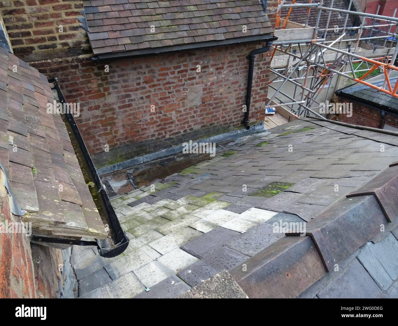 Dachszene mit Tonziegeln und Naturschiefer renovierungsbedürftig Stockfoto