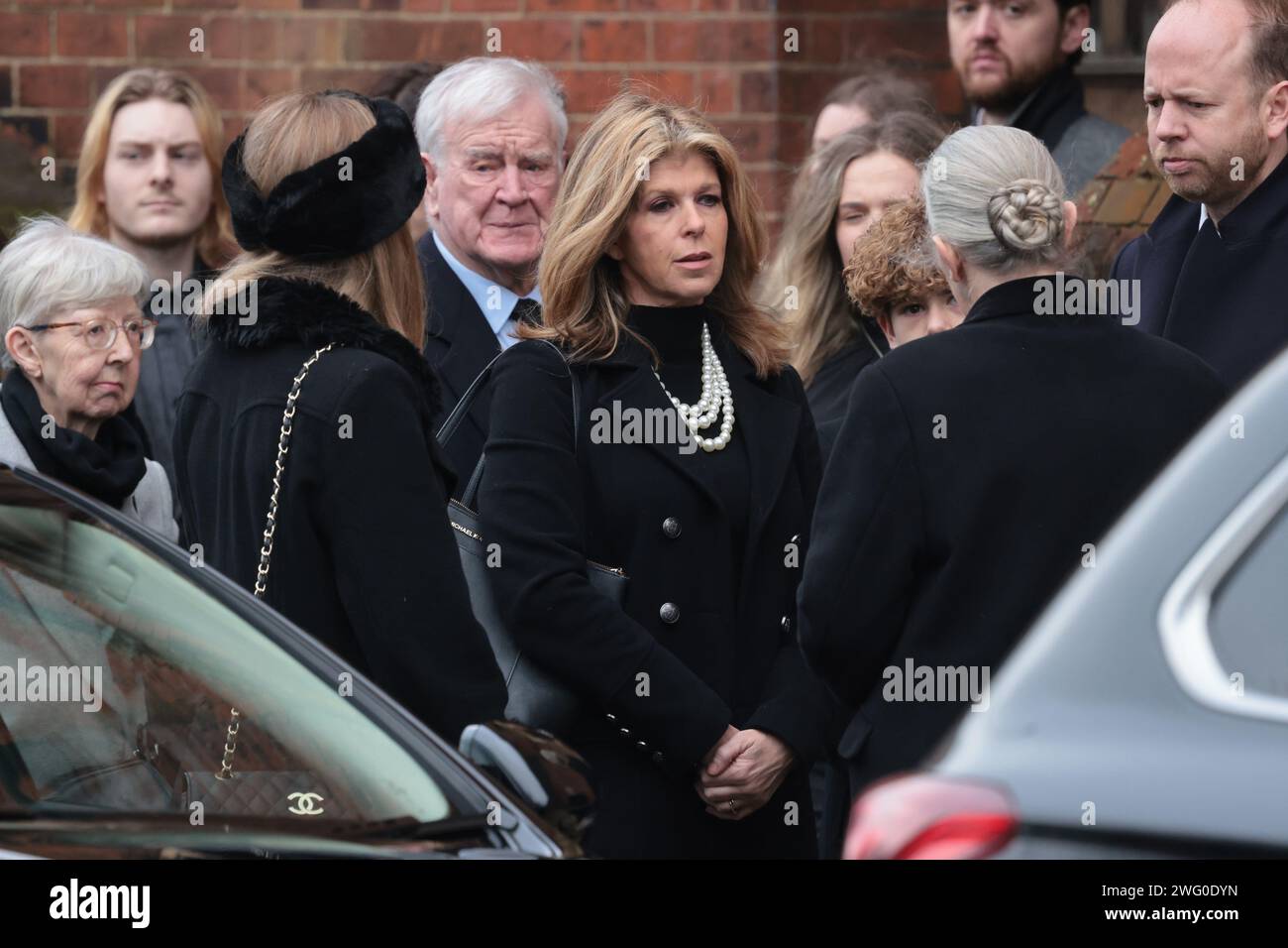 London, Großbritannien. Februar 2024. Der Sarg kommt zur Beerdigung von Derek Draper in der Church of St Mary the Virgin, Primrose Hill in North London. Derek Draper, ein ehemaliger politischer Lobbyist und Ehemann der Fernsehmoderatorin Kate Garraway, starb nach einer langen Krankheit, die durch COVI-19-Infektion verursacht wurde. Foto: Ben Cawthra/SIPA USA Credit: SIPA USA/Alamy Live News Stockfoto