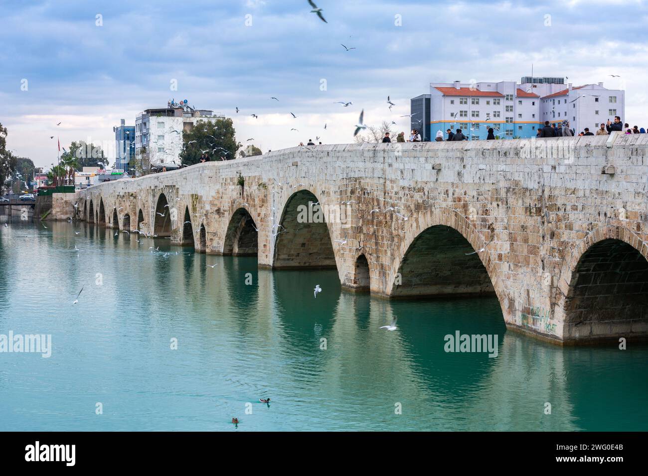 Adana, Turkiye – 25. Januar 2024: Taskopru, historisch bekannt als Ponte Sarus, ist eine römische Brücke, die den Seyhan River in Adana überspannt und wahrscheinlich i gebaut wurde Stockfoto