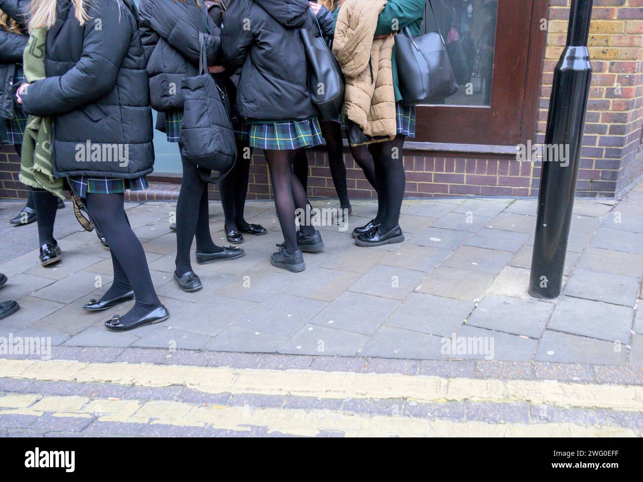 London, Großbritannien. Anonyme Schulmädchen in Schuluniform Stockfoto