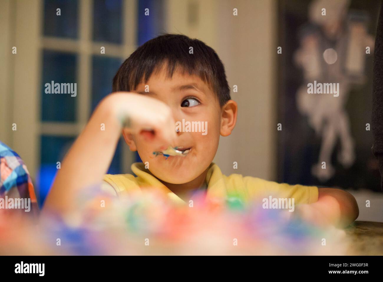 Japanischer amerikanischer Junge isst Geburtstagskuchen Stockfoto