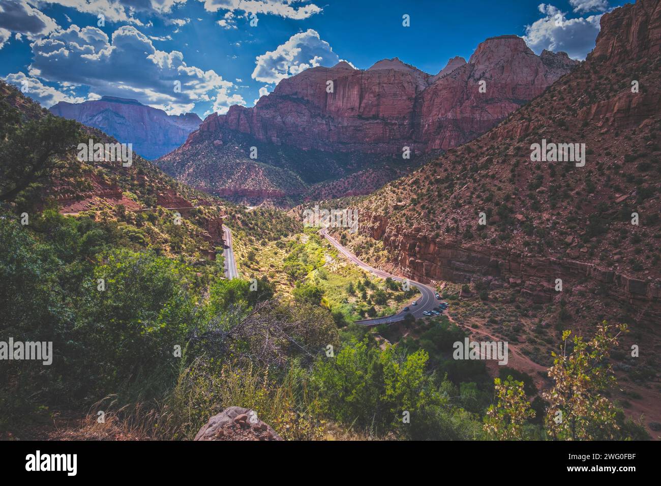 Ein Blick aus der Vogelperspektive auf atemberaubende Canyons am Rand des Tals im Zion Nationalpark Stockfoto