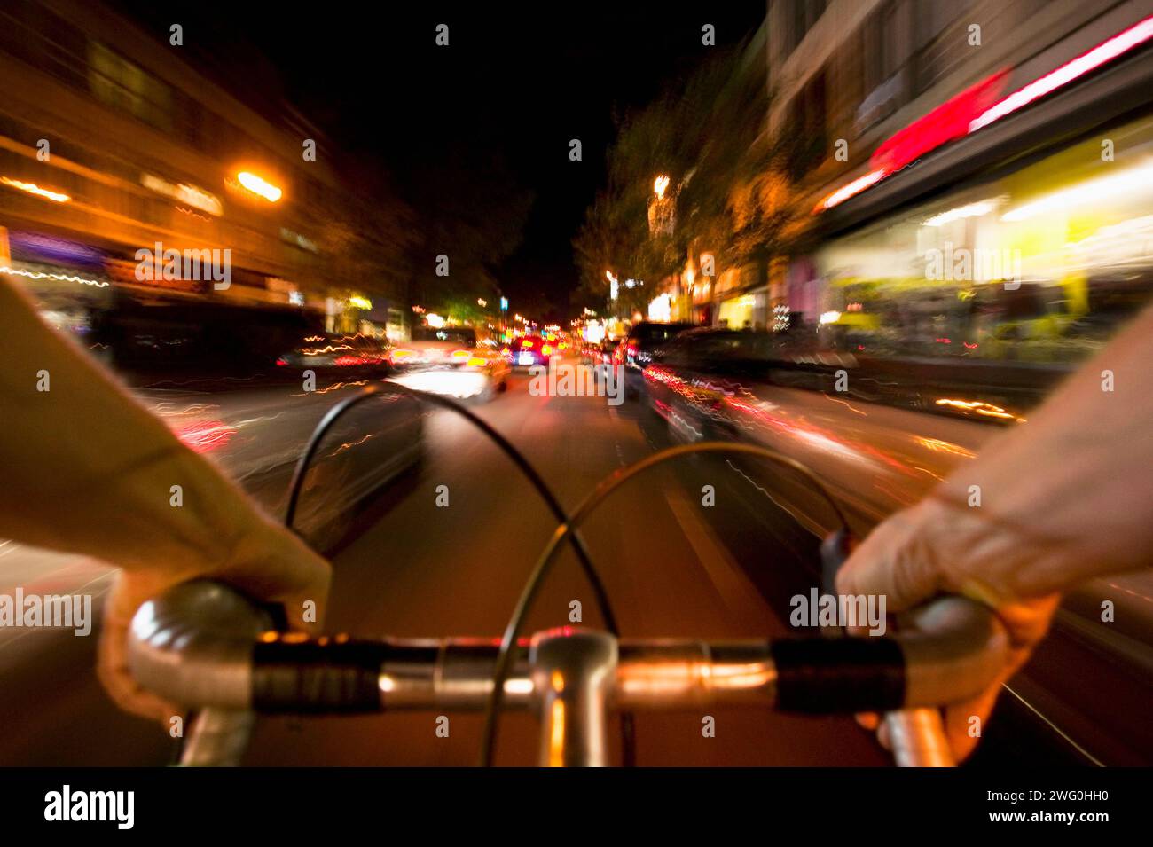 Radfahren entlang der St. Laurent Boulevard durch den Nachtverkehr, Quebec, Kanada. (Bewegungsunschärfe) Stockfoto