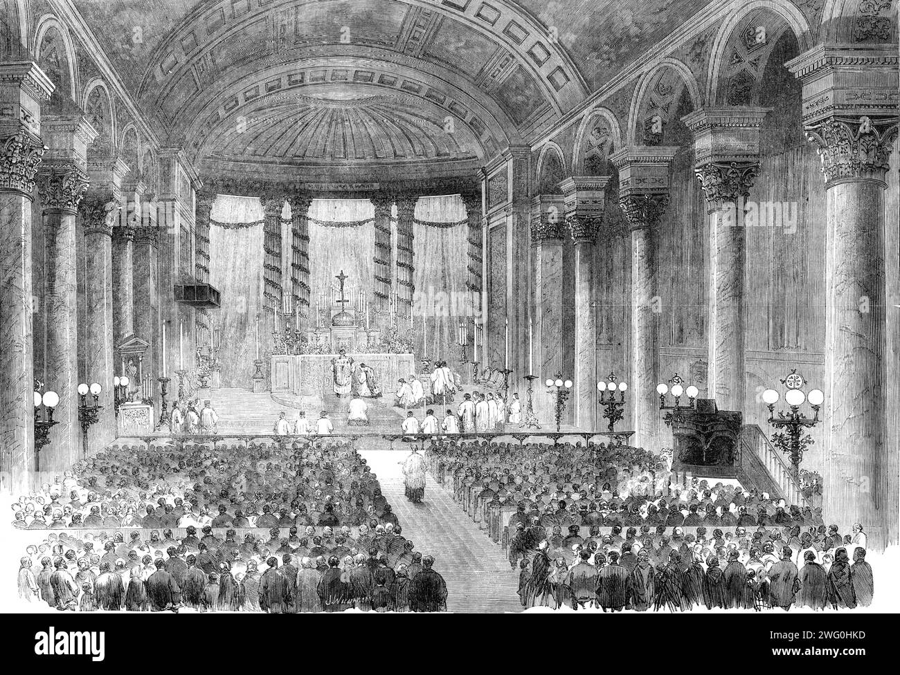 Mitternachtsmesse in St. Mary's, Moorfields, am Heiligabend, 1862. Unsere Illustration stellt eine der imposantesten Zeremonien der römisch-katholischen Kirche dar, wie sie in einem Gebäude neben der Kathedrale von St. gefeiert wird George ist einer der Kultstätten dieser Überzeugungskunst in London. St. Mary's, Moorfields, das an der Ecke der East-Street, Finsbury-Circus, liegt, wurde 1820 eröffnet... das Innere ist schön - tatsächlich kann man es als hervorragend bezeichnen. Die halbrunde Altarwand hinter einem Bildschirm aus Marmorsäulen zeigt ein großes Gemälde der Kreuzigung von Aglio, einem italienischen Künstler, Stockfoto