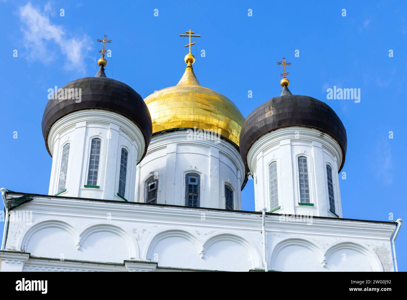 Kuppeln mit Kreuzen des orthodoxen Kirchengebäudes, klassische russische antike religiöse Architektur. Die Dreifaltigkeitskathedrale befindet sich seit 1589 in Psko Stockfoto