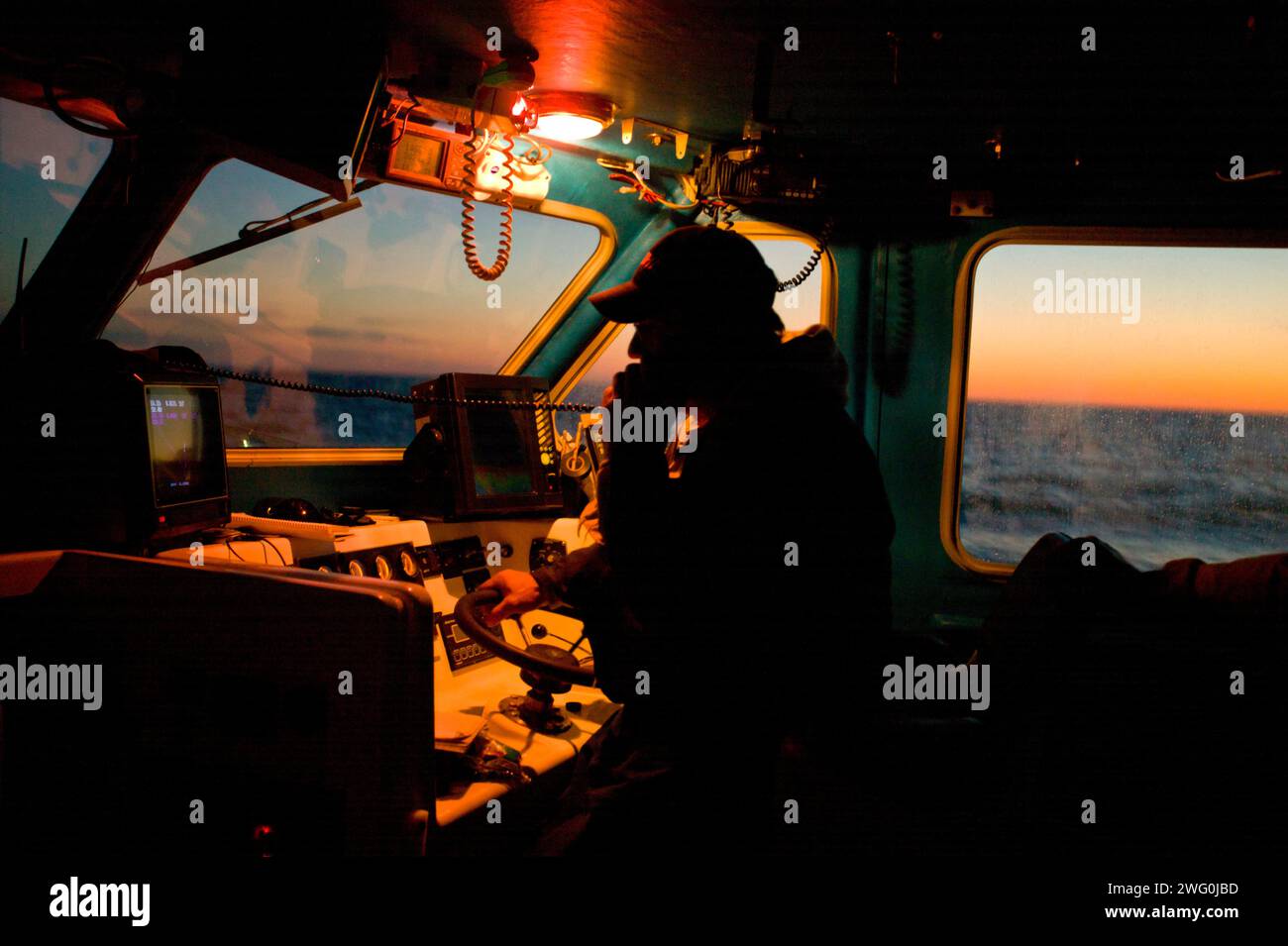 Ein Fischer spricht im Radio im frühen Morgenlicht. Golf von St. Lawrence bei North Rustico, Prince Edward Island, Kanada. Stockfoto