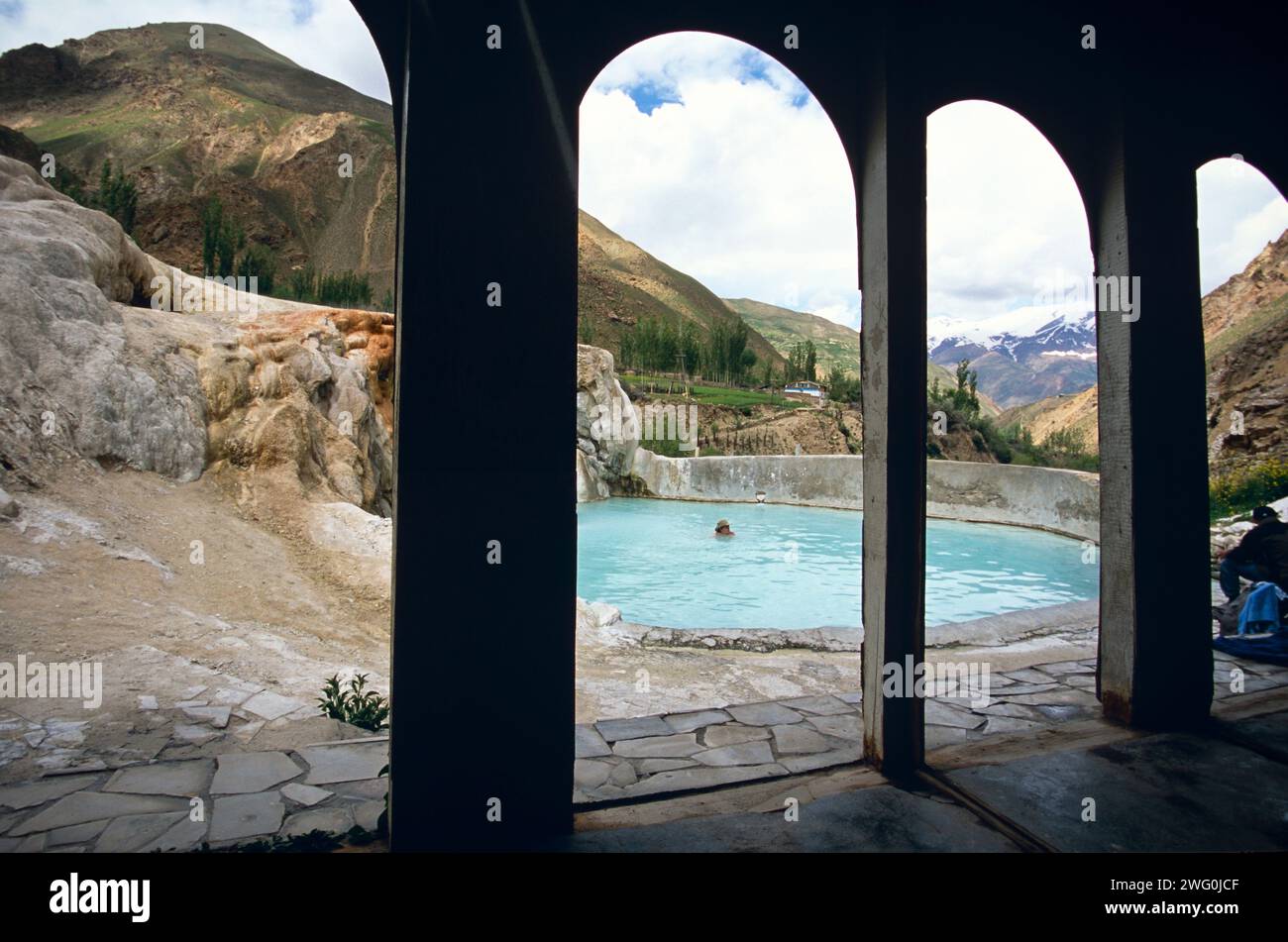 Ein Mann schwimmt in den heißen Quellen von Garm-Chashma im Bezirk Ishkashim in den Tadschikistan-Bergen. Stockfoto