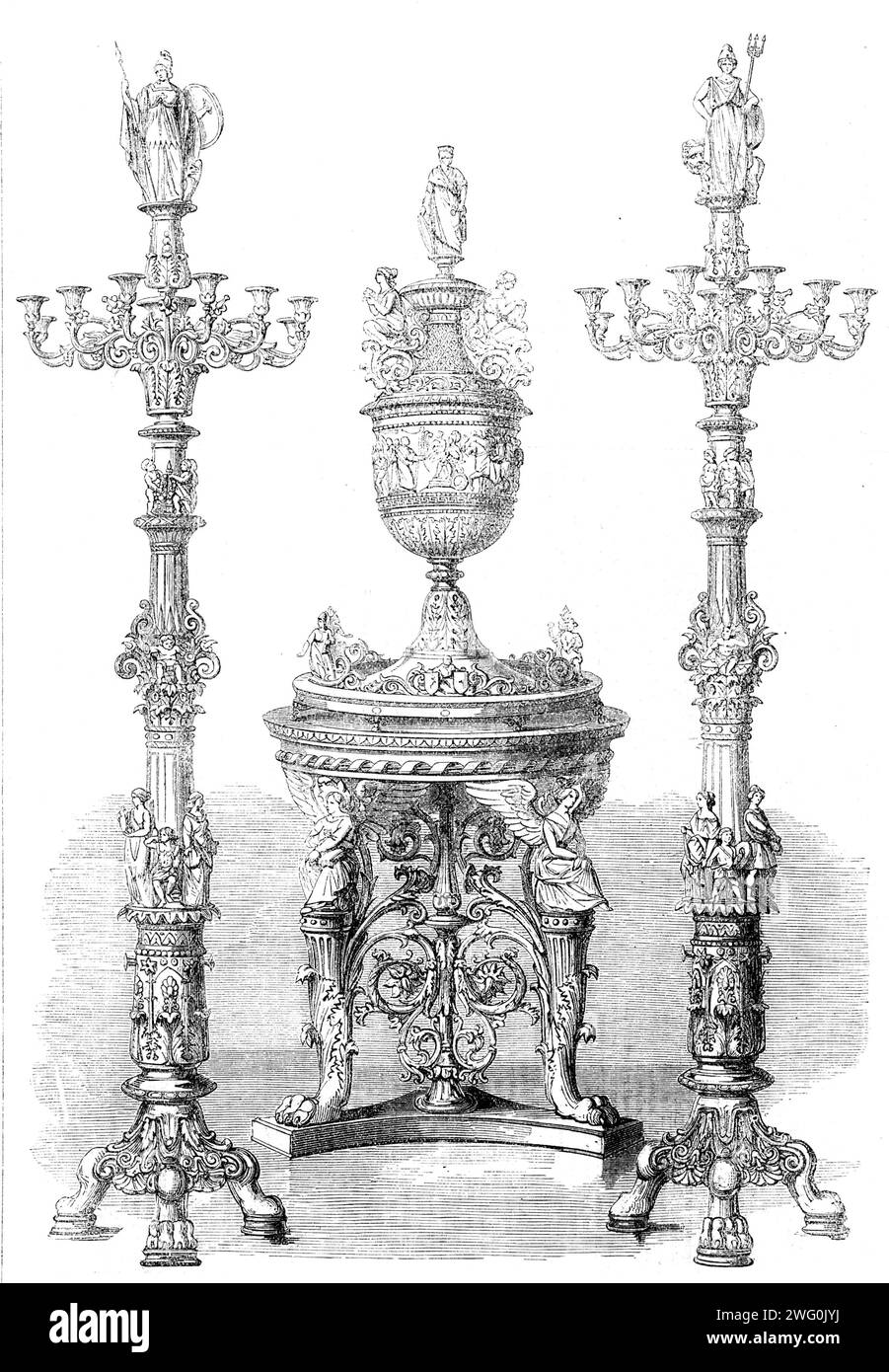 Die Internationale Ausstellung: Vase und Kandelaber, die ihren Königlichen Hoheiten Kronprinz und Prinzessin von Preußen von der Stadt Berlin 1862 präsentiert wurden. Ein Hochzeitsgeschenk, das aus vier Teilen besteht, in massivem Silber. Designer und Modellierer ist Professor Auguste Fischer, und das Werk wurde von ihm zusammen mit anderen bedeutenden Künstlern ausgeführt. Der Tisch gibt die Form des alten Stativs sehr perfekt wieder. Er ist drei Meter hoch. Drei mit Laub verzierte Löwenpfoten stützen das Zentrum, um das sich drei sitzende Figuren des Glaubens, der Liebe und der Hoffnung befinden, die sich treffen Stockfoto