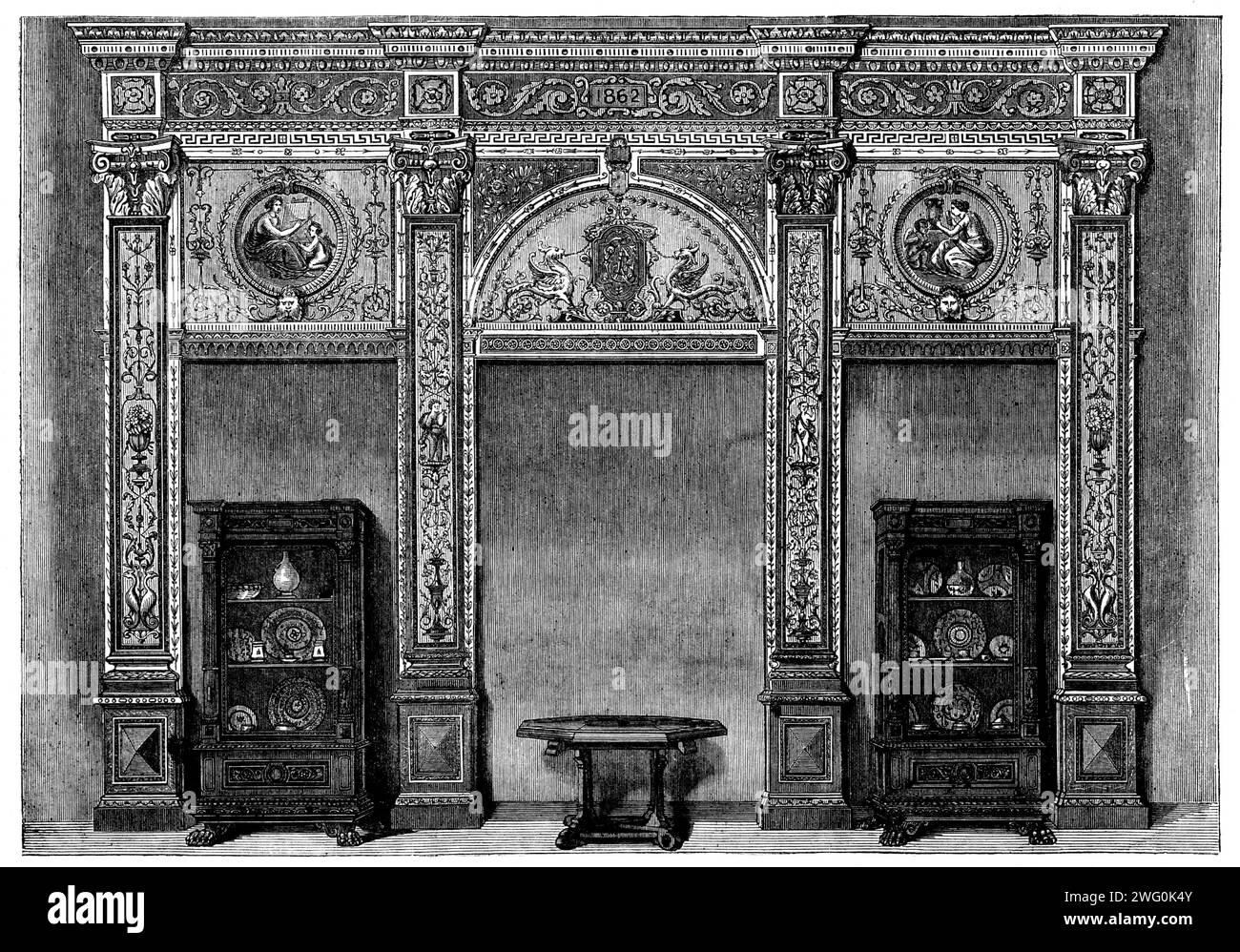 The International Exhibition: Decoration, in the Furniture Court, von John G. Crace - von einer Fotografie der London Stereoscopic Company, 1862. "Diese dekorative Anordnung besteht aus drei Teilen (von denen die Mitte die breiteste ist) aus vier Pilastern, die den reichsten Teil der Dekoration tragen; im oberen Teil des Mittelteils befinden sich ein Bogen mit Ziergriffinen und ein Schild mit den Initialen des Herstellers sowie die oberen Teile der Seitenfächer mit Tafeln, in deren Mitte ein Bogenmalmedaillon steht. Im Stil ist diese Dekoration französisch Stockfoto