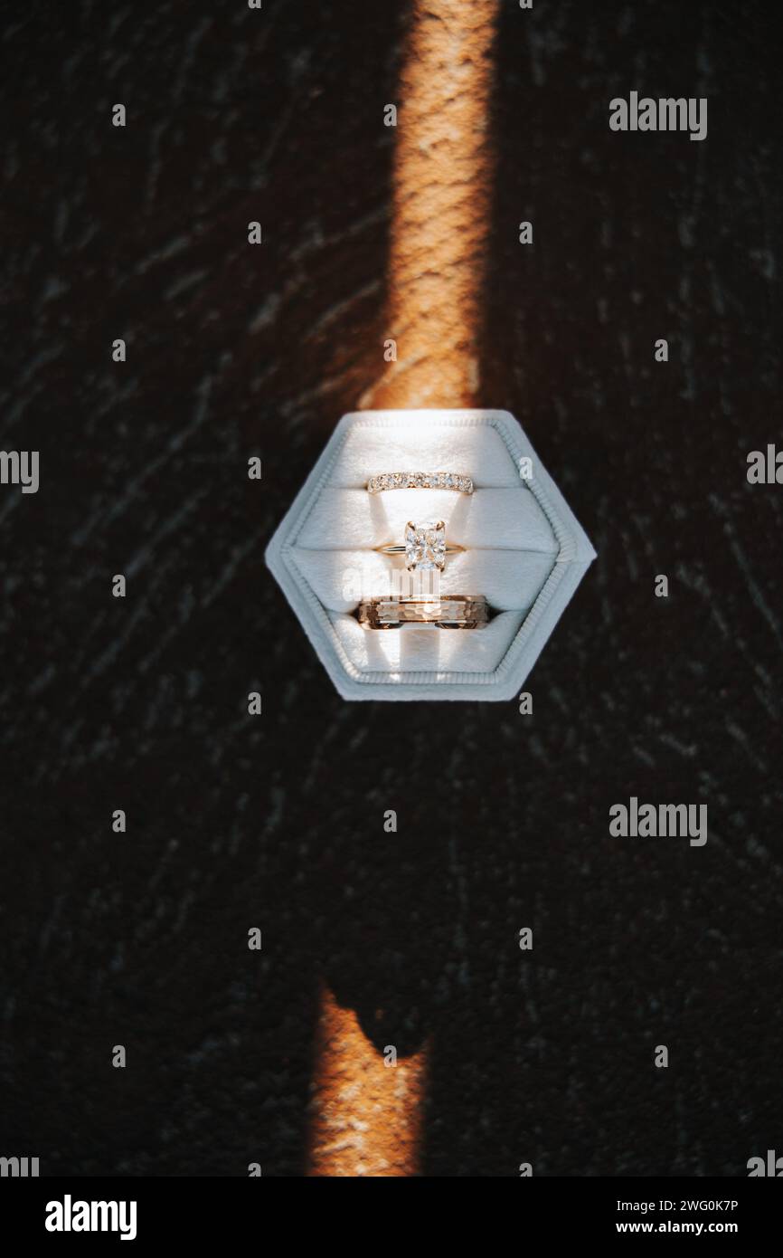 Diamant-Ehering in einer weißen Box mit Sonnenlicht Stockfoto