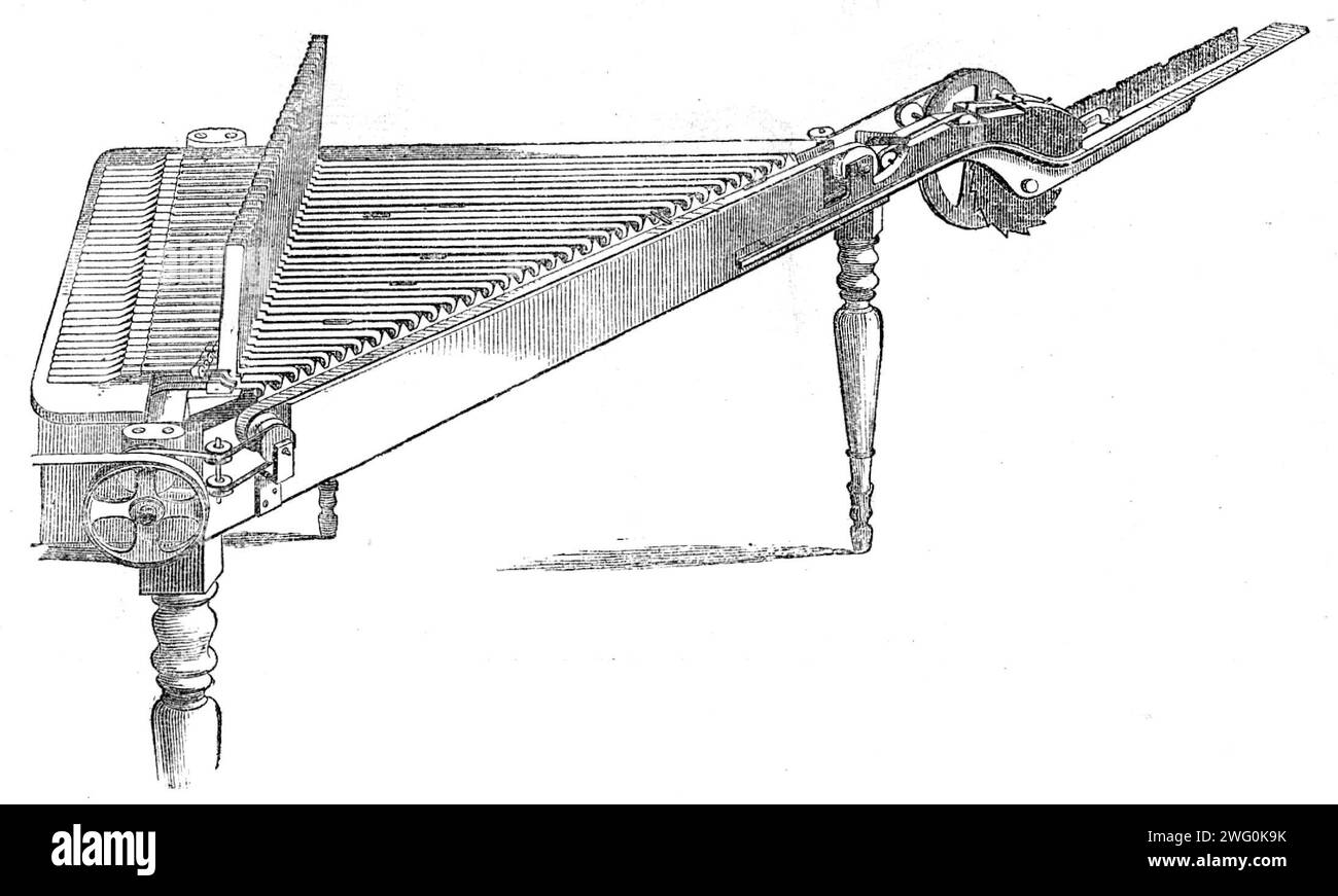 Die Internationale Ausstellung: Mitchels Typenkomponiermaschine, 1862. Der Kompositor hat die Form eines rechtwinkligen Dreiecks, horizontal angeordnet, mit einer Tastatur an einer der Seiten, die mit 29 Tasten ausgestattet ist. Jede Taste wird gedrückt, um einen Typ aus einer der gleichen Anzahl von Messingschiebern zu streichen, die in einer Reihe, die fast parallel zur Tastatur steht, an einer Neigung auf der Maschine stehen. Der Typ... wird auf das Ende gelegt und nach vorne geschoben, um Platz für den nächsten Typ mit einem gekerbten oder gezahnten Rad zu schaffen...das Prinzip der Maschine besteht in der Kombination von Bändern mit Längen und Geschwindigkeiten von r Stockfoto