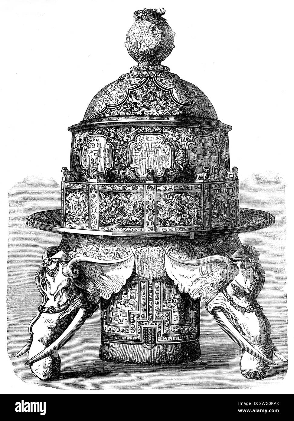 Die Internationale Ausstellung: Chinesischer Ofen, 1862. „Dieses malerische Objekt... wurde abgeleitet [gestohlen?] Aus dem Sommerpalast von China...from ist der untere Teil des Beckens zwischen den Elefantenköpfen drei Vorhänge oder Schürzteile hängend. Der untere Teil des schalenartigen Elements ist emailliert... der Knopf besteht aus perforiertem Werk, bestehend aus Drachen und Wolken... das Messing zwischen den Platten ist perforiert, und besteht aus einer großen Anzahl von Fledermäusen mit gespreizten Flügeln, die auf sehr verwirrte Weise zusammengehalten werden... der Rand des schalenartigen Teils ist in Zierfächer oder Paneele fi unterteilt Stockfoto