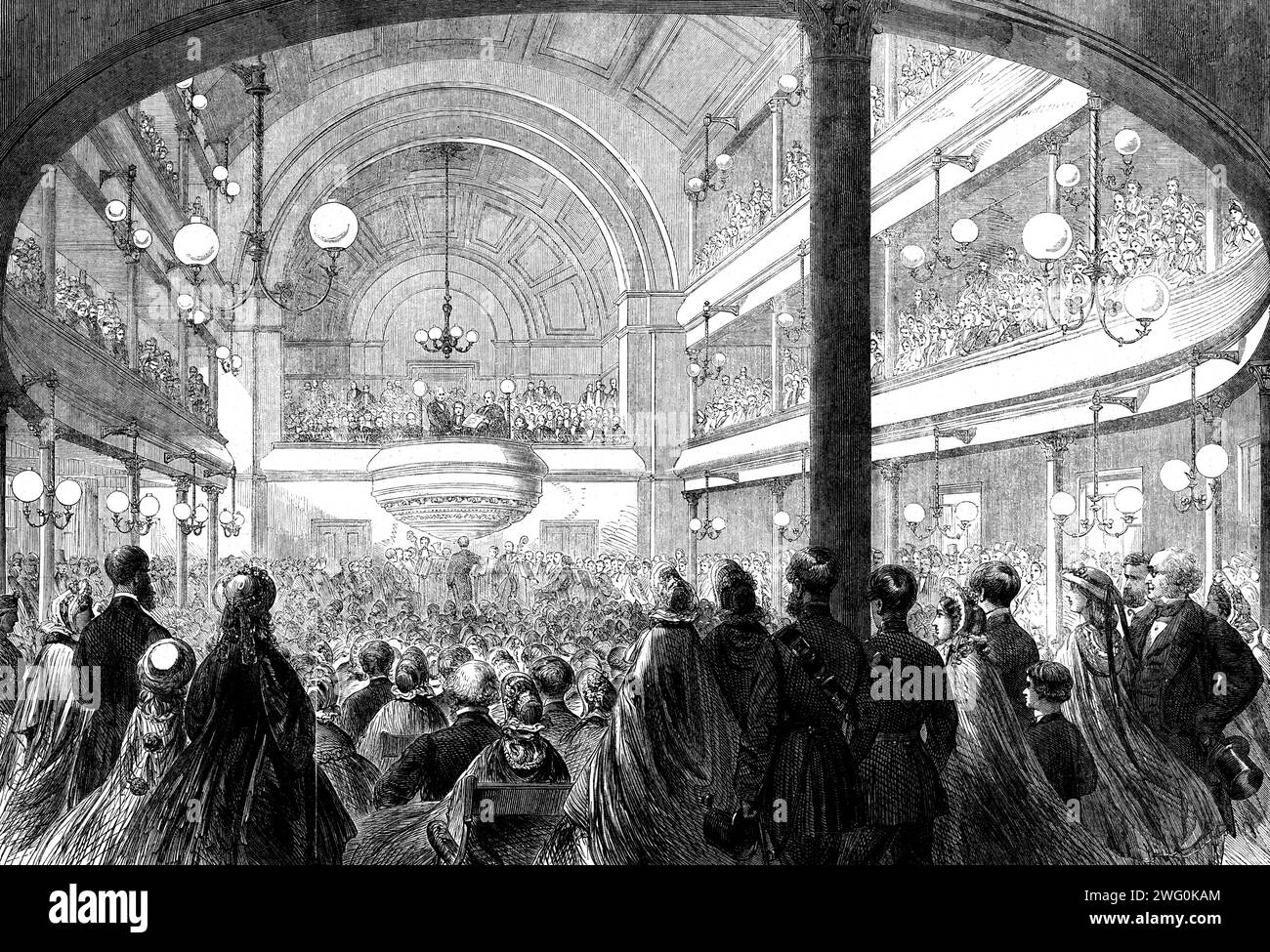 Eröffnung der Hartley Institution in Southampton durch Lord Palmerston [der britische Premierminister]: The Theatre – der Stadtschreiber liest die Adresse des Unternehmens an seine Lordschaft, 1862. Beim Betreten der Halle wurden Lord und Lady Palmerston mit jeder Herzlichkeit empfangen. Die ganze Gruppe der Zuschauer erhob sich und begrüßte sie mit Jubel, mit Hüten und Taschentüchern, immer wieder erneuert. Das Theater der Institution - ein helles, geräumiges und wunderbar belüftetes Gebäude mit zwei geräumigen Galerien - war zwei Stunden zuvor von den Damen und Herren überfüllt worden Stockfoto