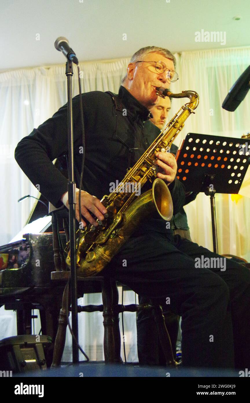 Stan Sulzmann, Stan Sulzmann&#x2019;s Neon Orchestra, Watermill Jazz Club, Dorking, Surrey, November 2023. Stan&#x2019;s 75. Geburtstag. Stockfoto