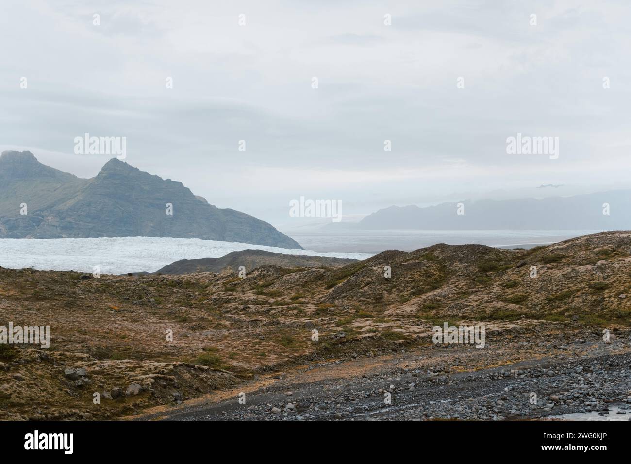 Strukturierter Hintergrund des isolierten isländischen Gletschers und Berges Stockfoto