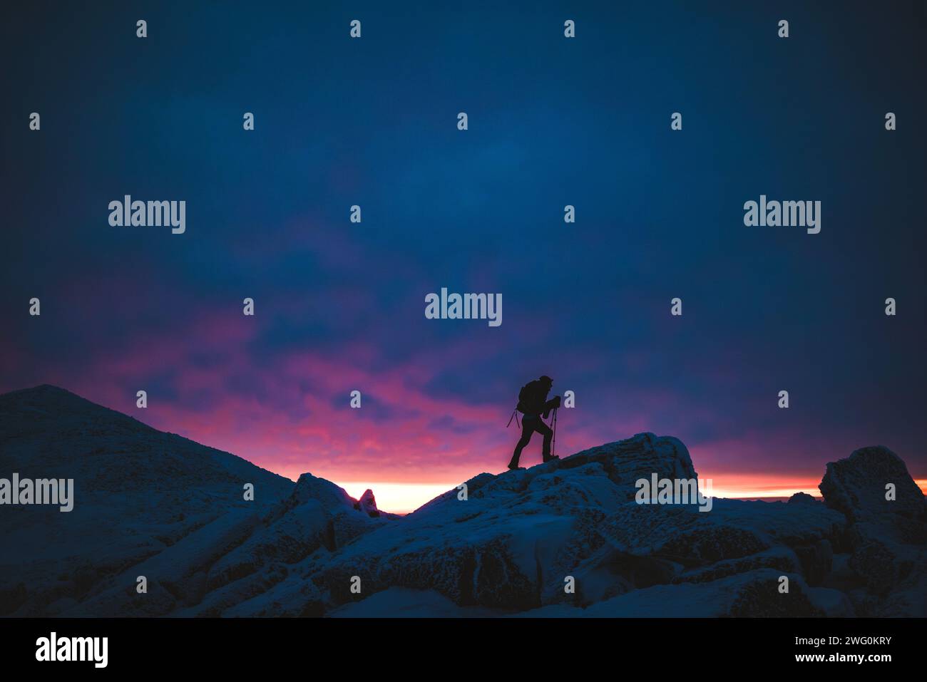 Wanderer-Silhouetten gegen Sonnenaufgang im Winter in White Mountains, NH Stockfoto