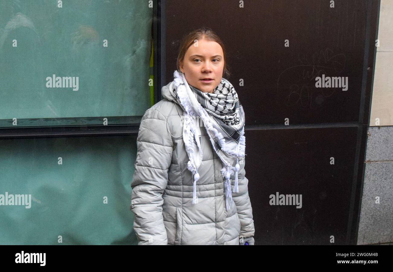 London, Großbritannien. Februar 2024. Greta Thunberg kommt am zweiten Tag ihrer Verhandlung am Westminster Magistrates Court an. Der schwedische Aktivist wurde bei einem Protest gegen fossile Brennstoffe in Mayfair während des Energy Intelligence Forums verhaftet und wegen eines Verstoßes gegen die öffentliche Ordnung angeklagt. Quelle: Vuk Valcic/Alamy Live News Stockfoto